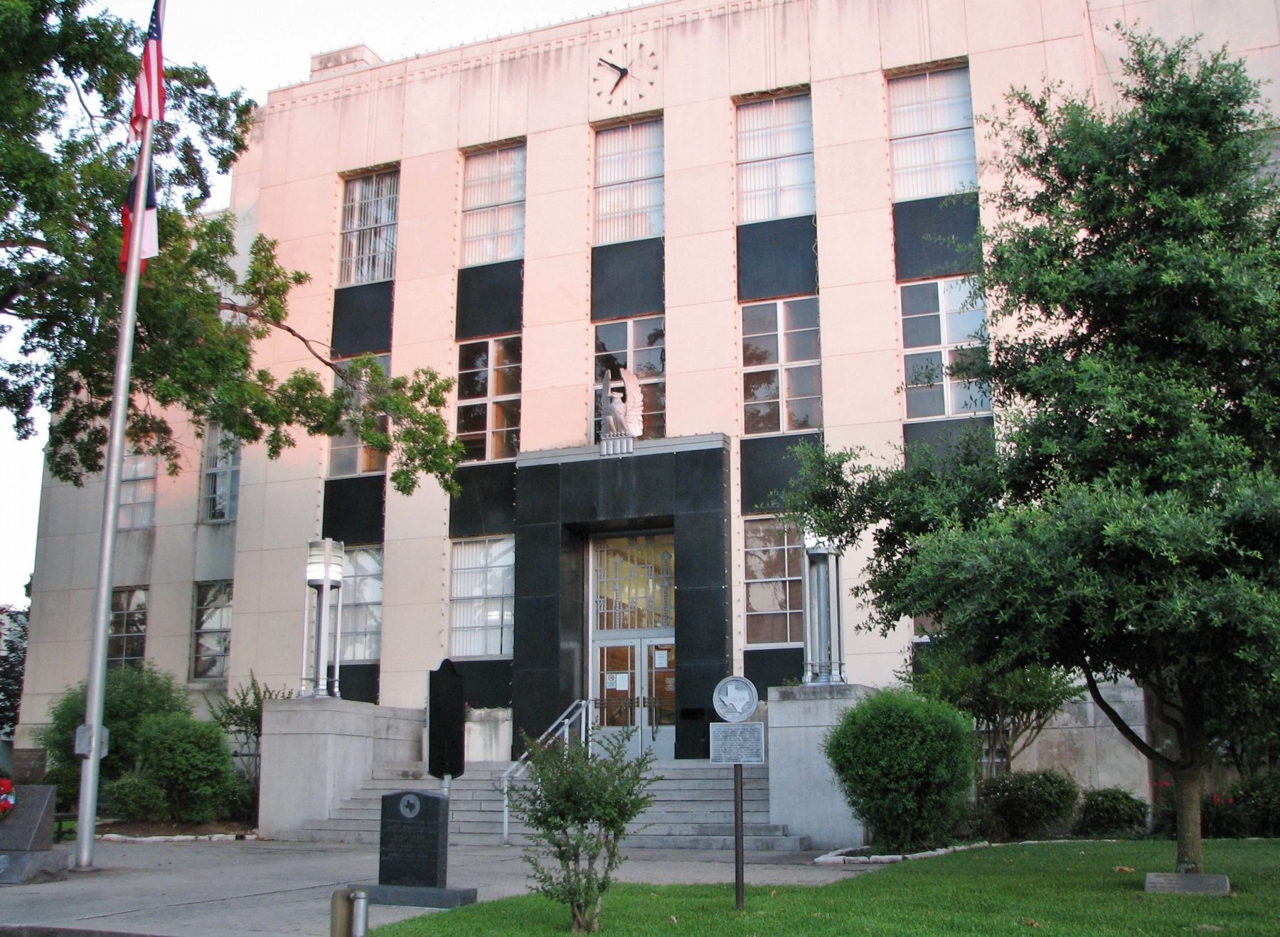 Washington County Courthouse Marker (<i>wide view</i>) image. Click for full size.