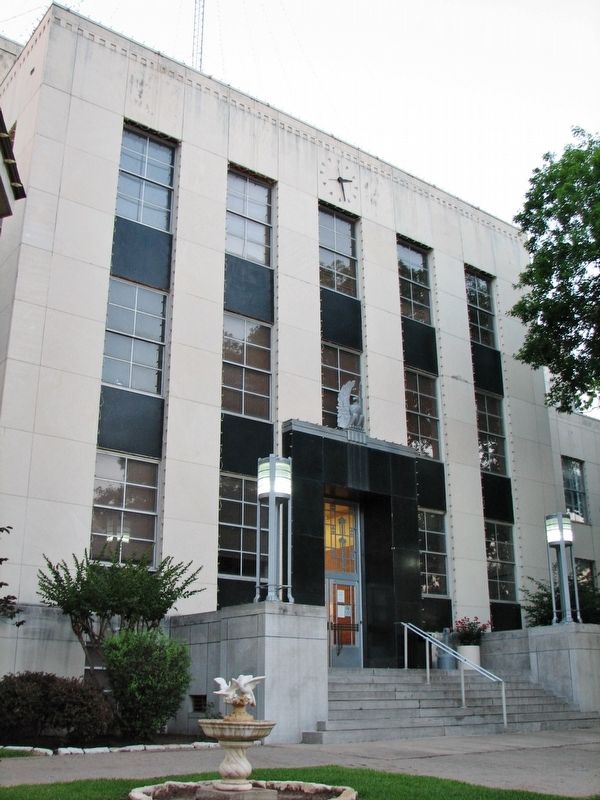 Washington County Courthouse (<i>south entrance</i>) image. Click for full size.