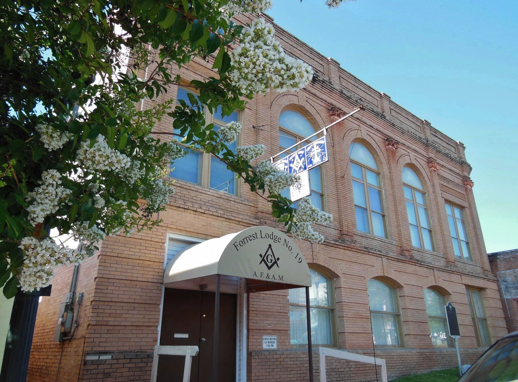Forrest Lodge No. 19, A.F. & A.M. Marker (<i>wide view; marker visible on right</i>) image. Click for full size.