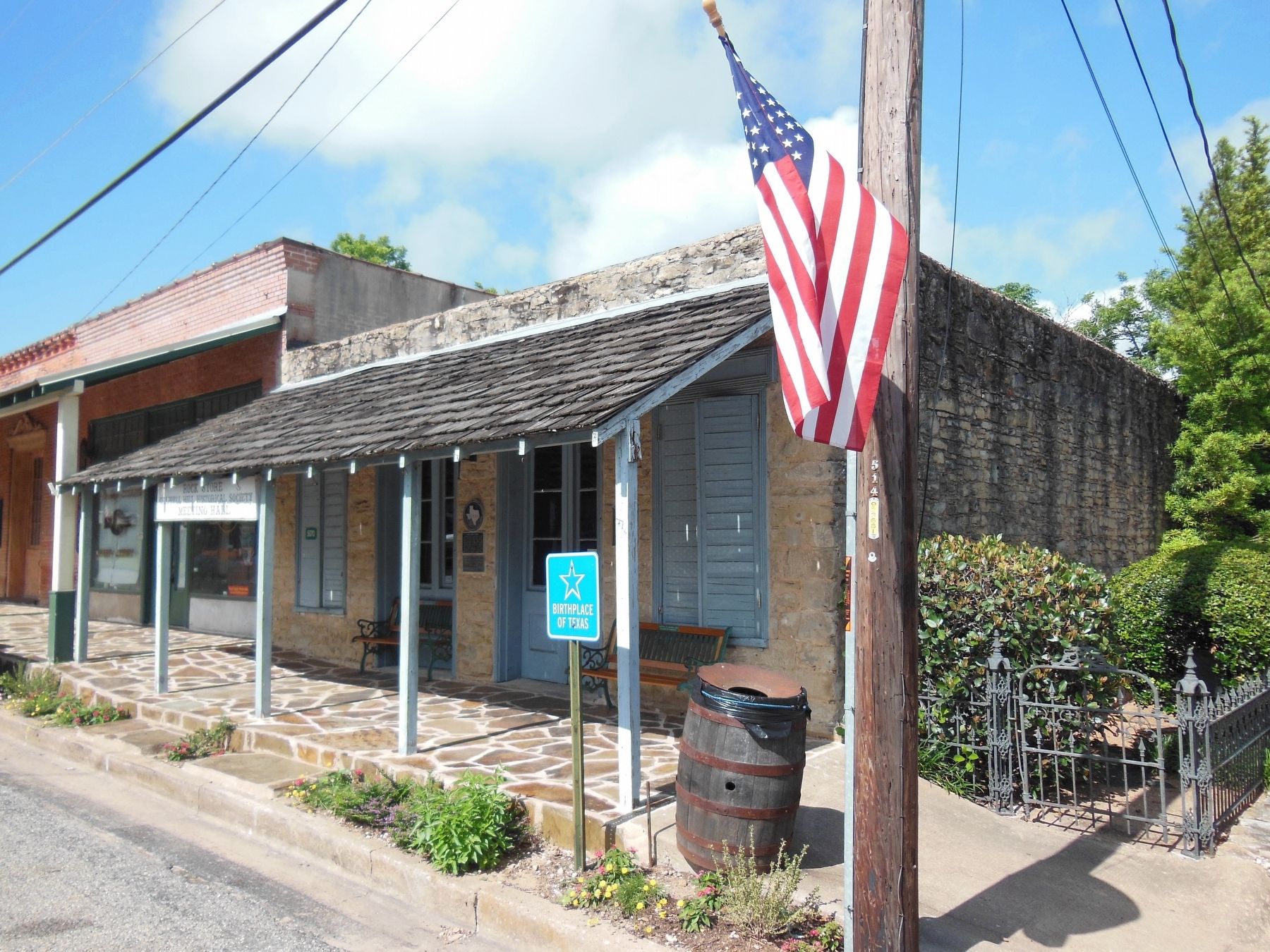 Old Rock Store (<i>corner view</i>) image. Click for full size.