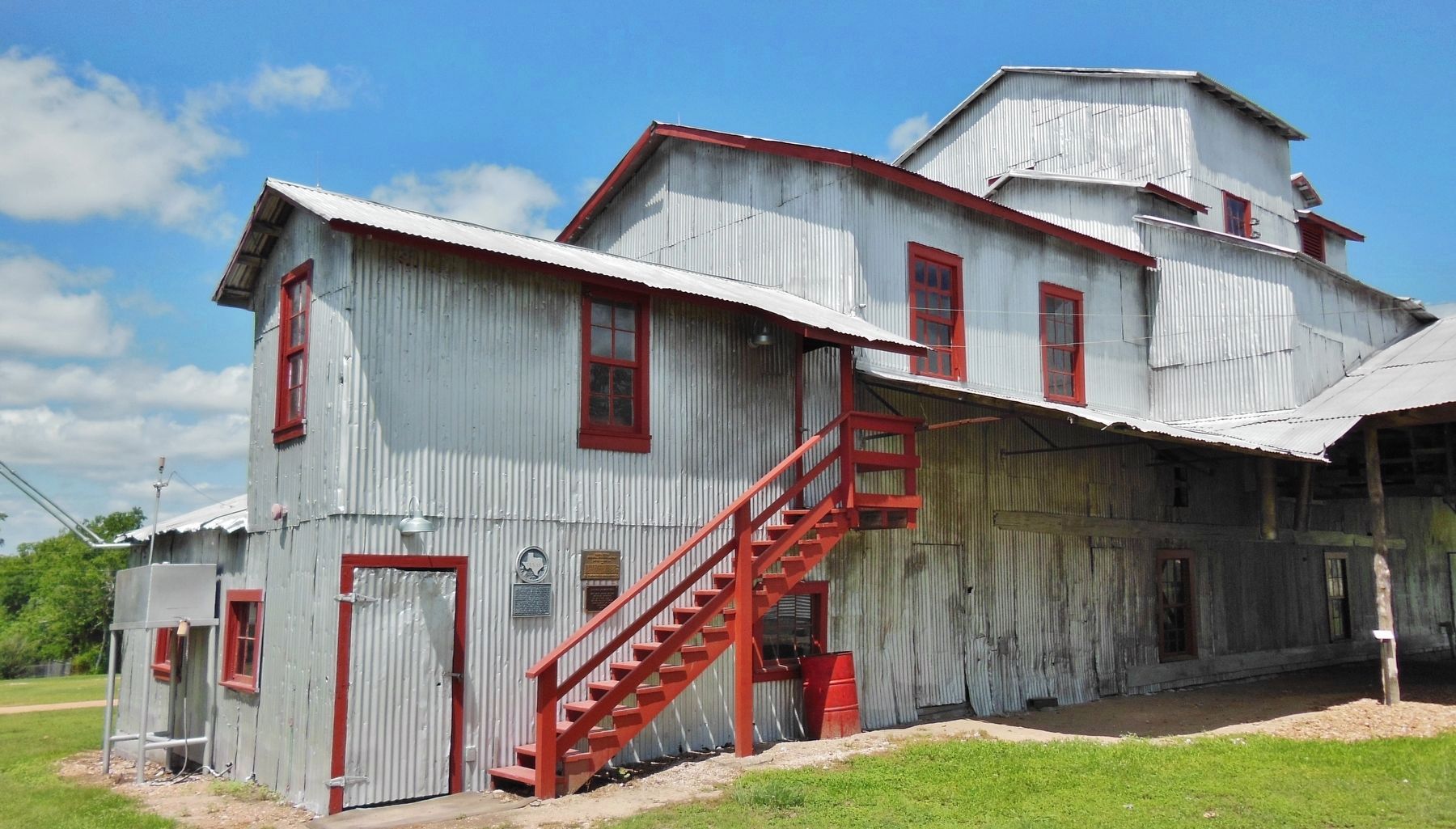 Burton Farmers Gin Marker (<i>wide view; marker visible right of door</i>) image. Click for full size.
