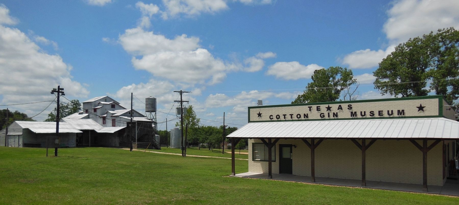 Texas Cotton Gin Museum (<i>Burton Farmers Gin in background</i>) image. Click for full size.