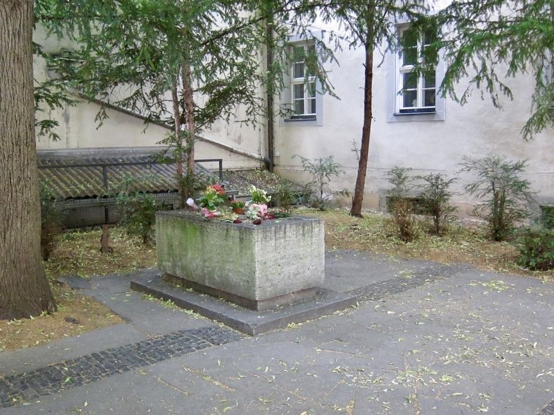 Walther von der Vogelweide Memorial image. Click for full size.
