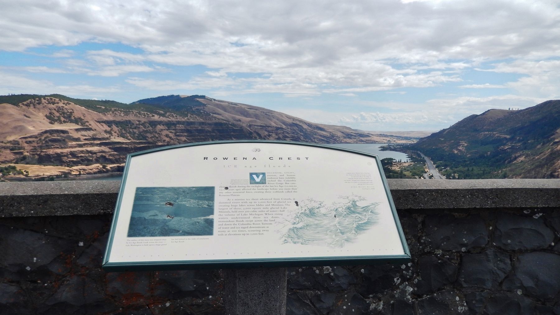 Rowena Crest - Ice Age Floods Marker (<i>wide view; looking east along Columbia River Gorge</i>) image. Click for full size.