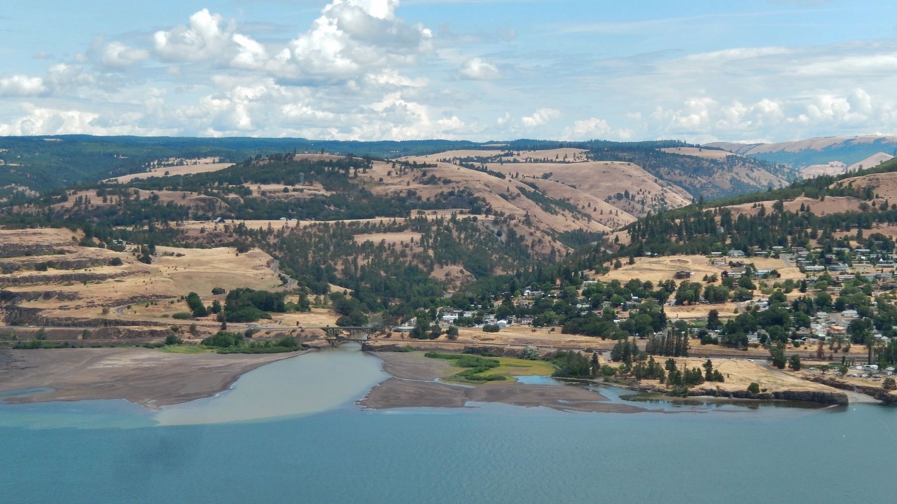 View of Lyle, Washington (<i>across Columbia River from marker</i>) image. Click for full size.