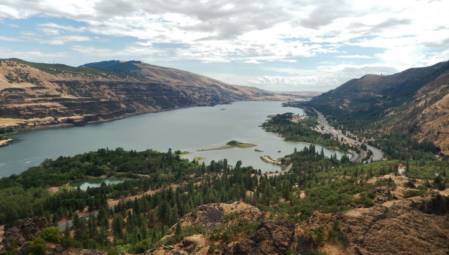 Columbia River Gorge (<i>view east from marker</i>) image. Click for full size.