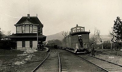 Hood River Railroad Depot c. 1910 image. Click for full size.