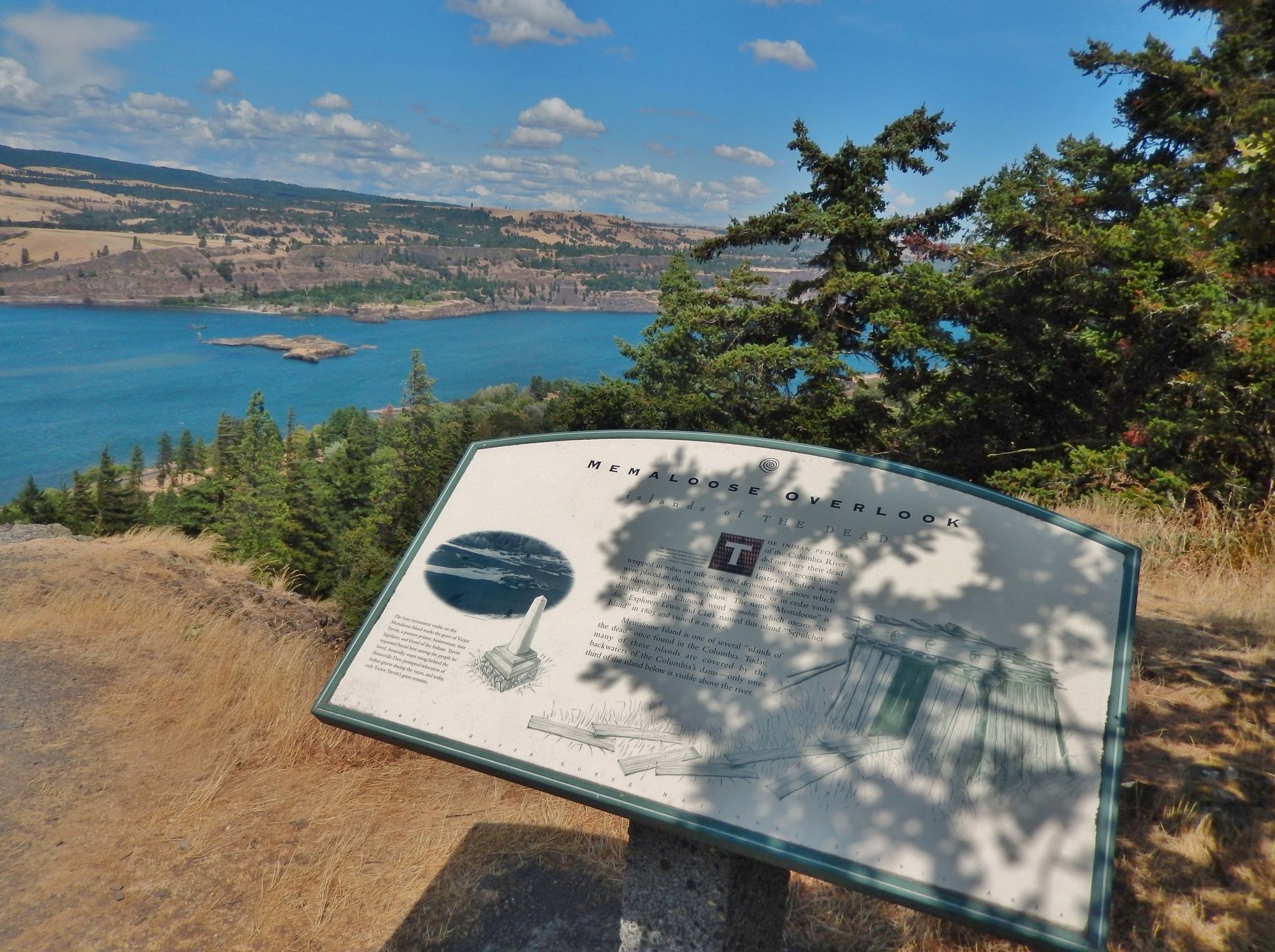 Memaloose Overlook Marker (<i>wide view; Memaloose Island in background</i>) image. Click for full size.
