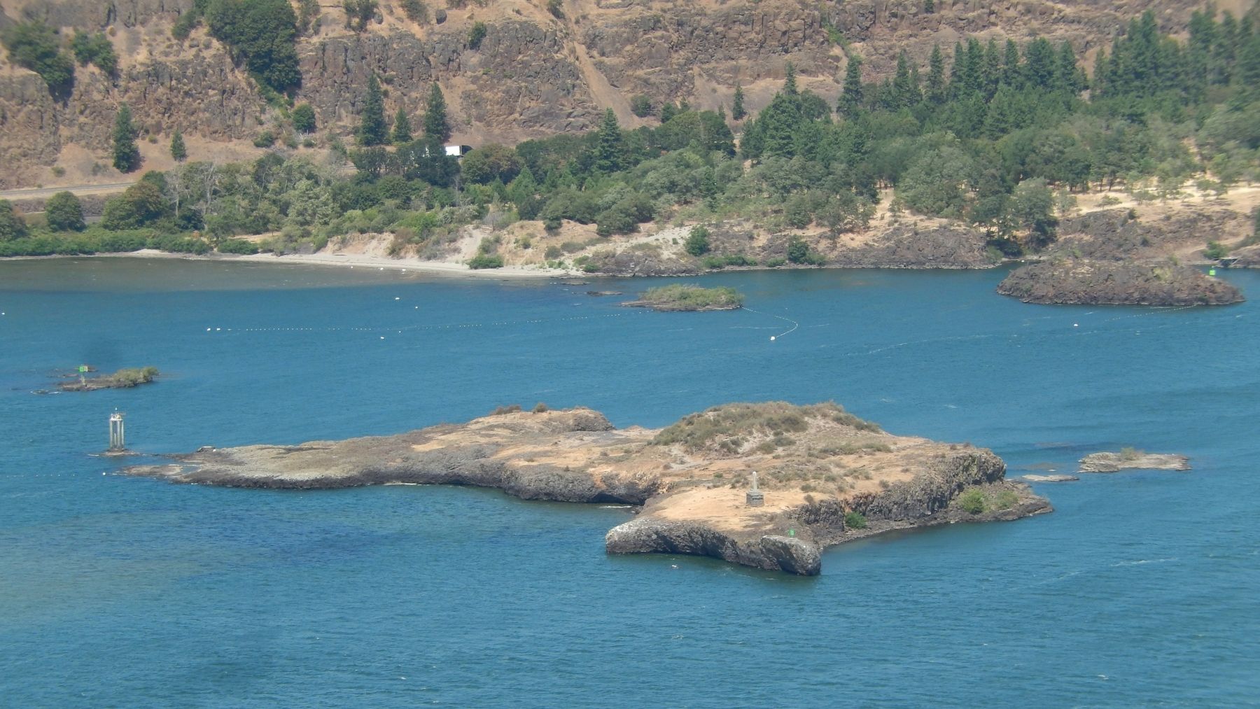 Memaloose Island (<i>view from marker</i>) image. Click for full size.