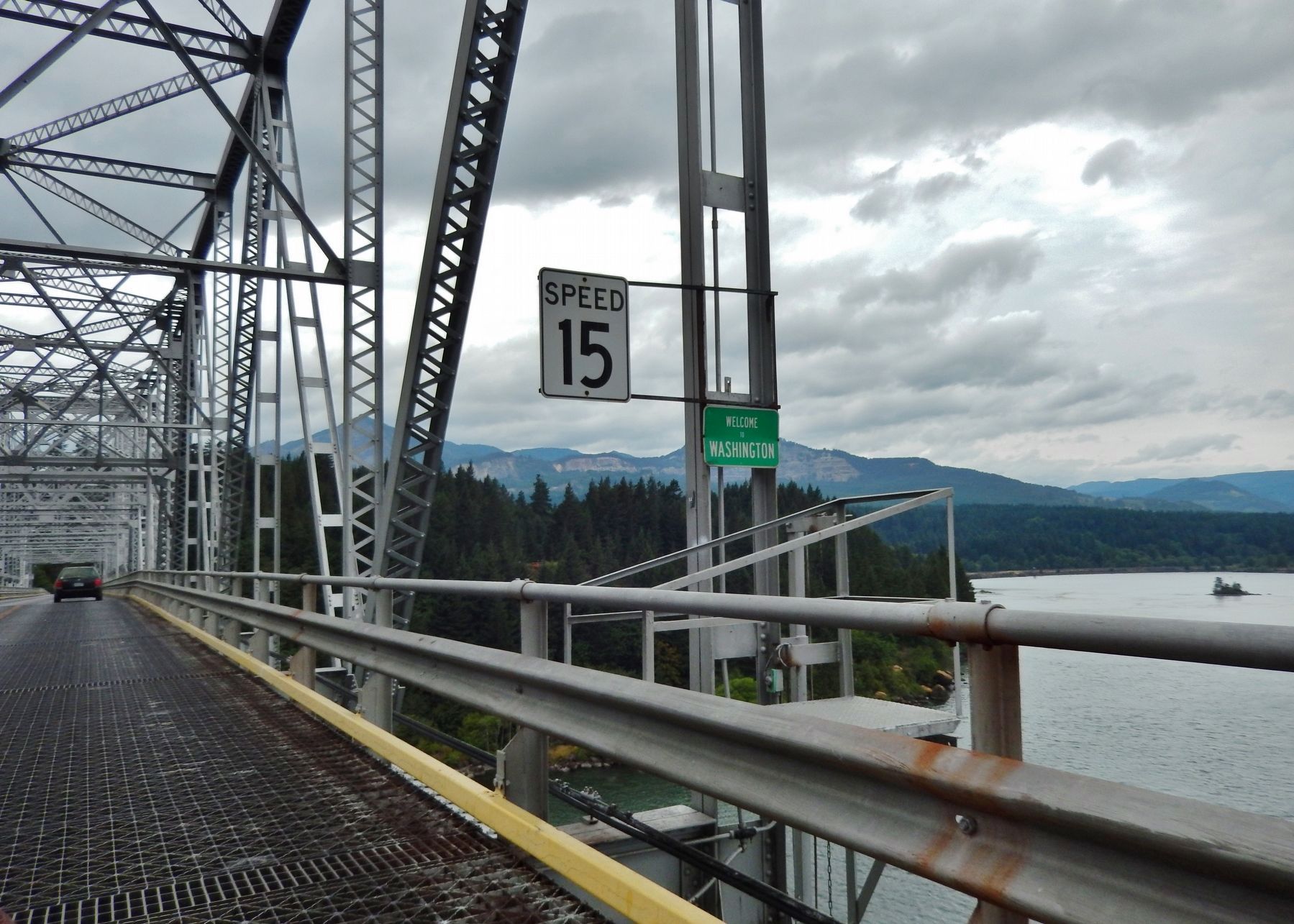 Bridge of the Gods - Washington State Line over center of Columbia River. Click for full size. Bridge of the Gods - Washington State Line over center of Columbia River image. Click for full size.