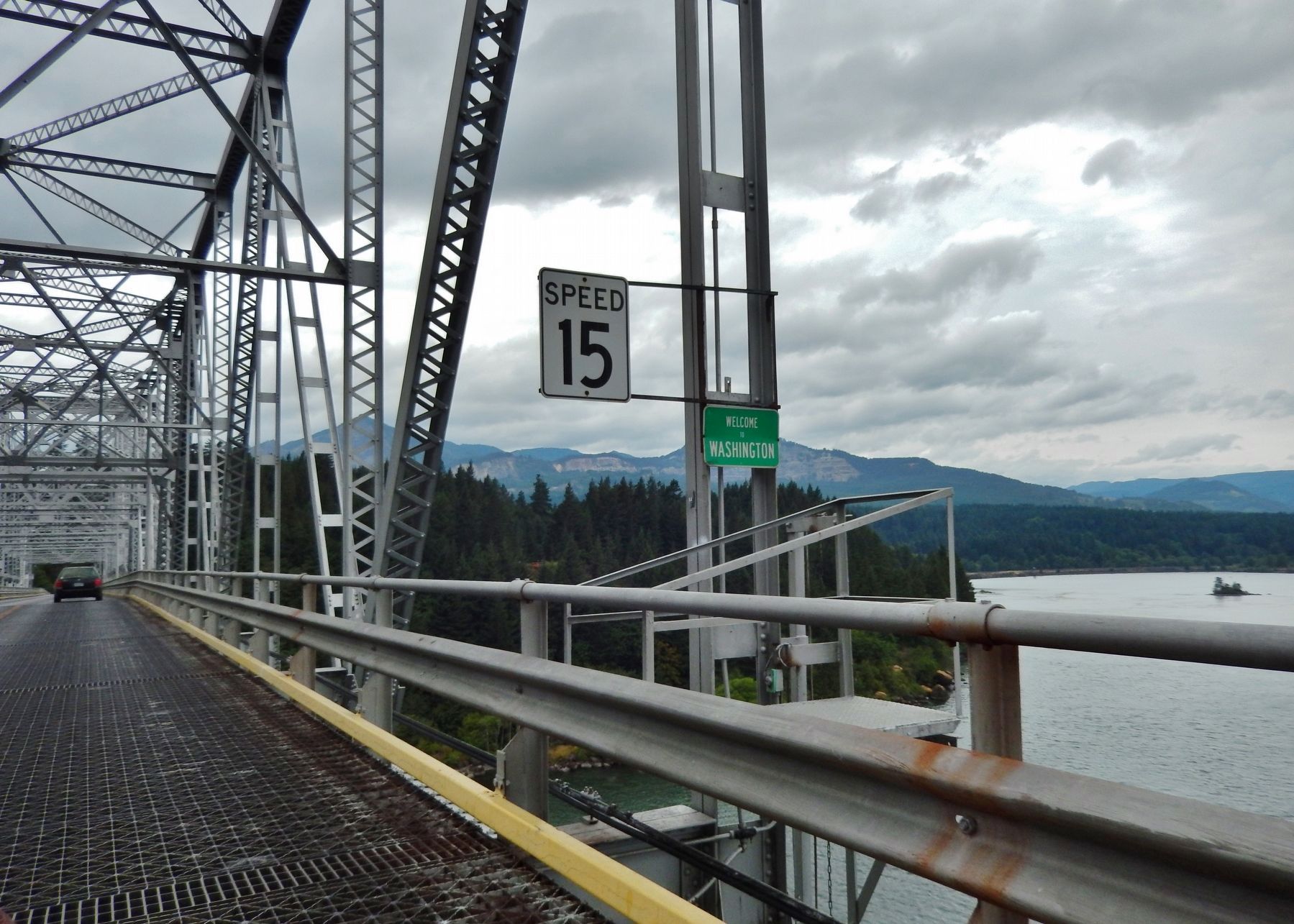 Bridge of the Gods - Washington State Line over center of Columbia River image. Click for full size.