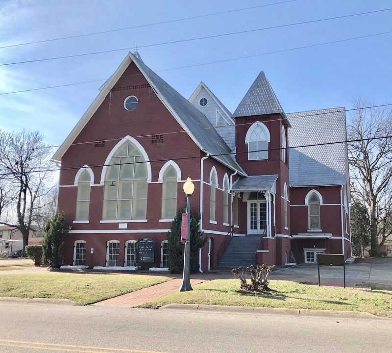 First Baptist Church with marker on right side. image. Click for full size.