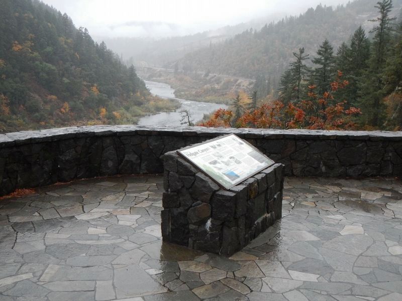 Hellgate Canyon Viewpoint and Rogue River image. Click for full size.