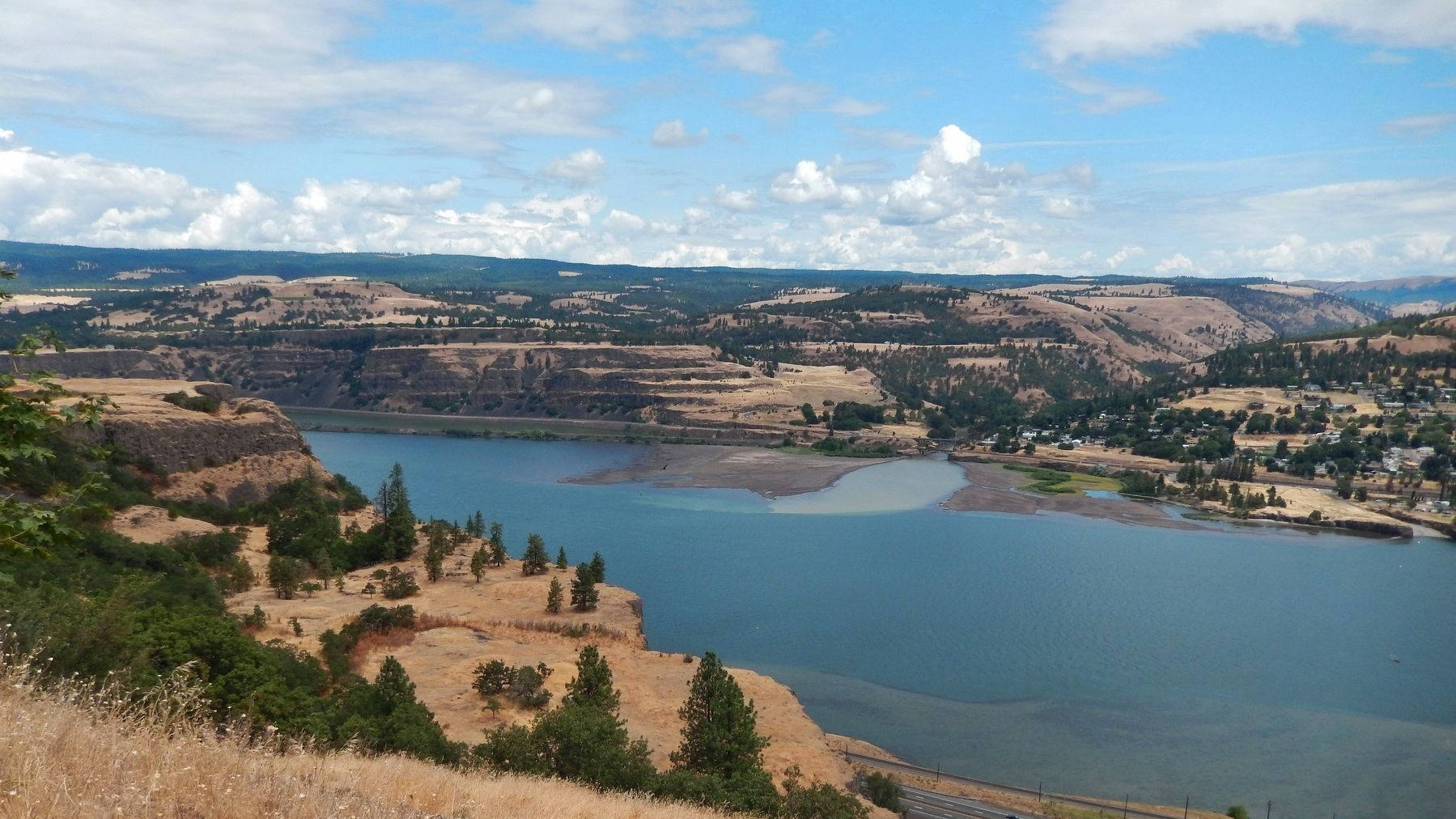 Columbia River Gorge (<i>view northwest from marker</i>) image. Click for full size.