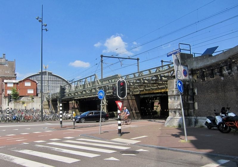 Spoorviaduct Oostertoegang Centraal Station / Railway Viaduct, Eastern Entrance, Central Station image. Click for full size.