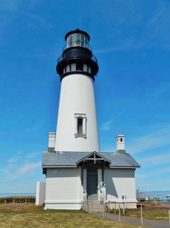 Yaquina Head Lighthouse (<i>front view showing Office & Storeroom Building</i>). Click for full size. Yaquina Head Lighthouse (<i>front view showing Office & Storeroom Building</i>) image. Click for full size.