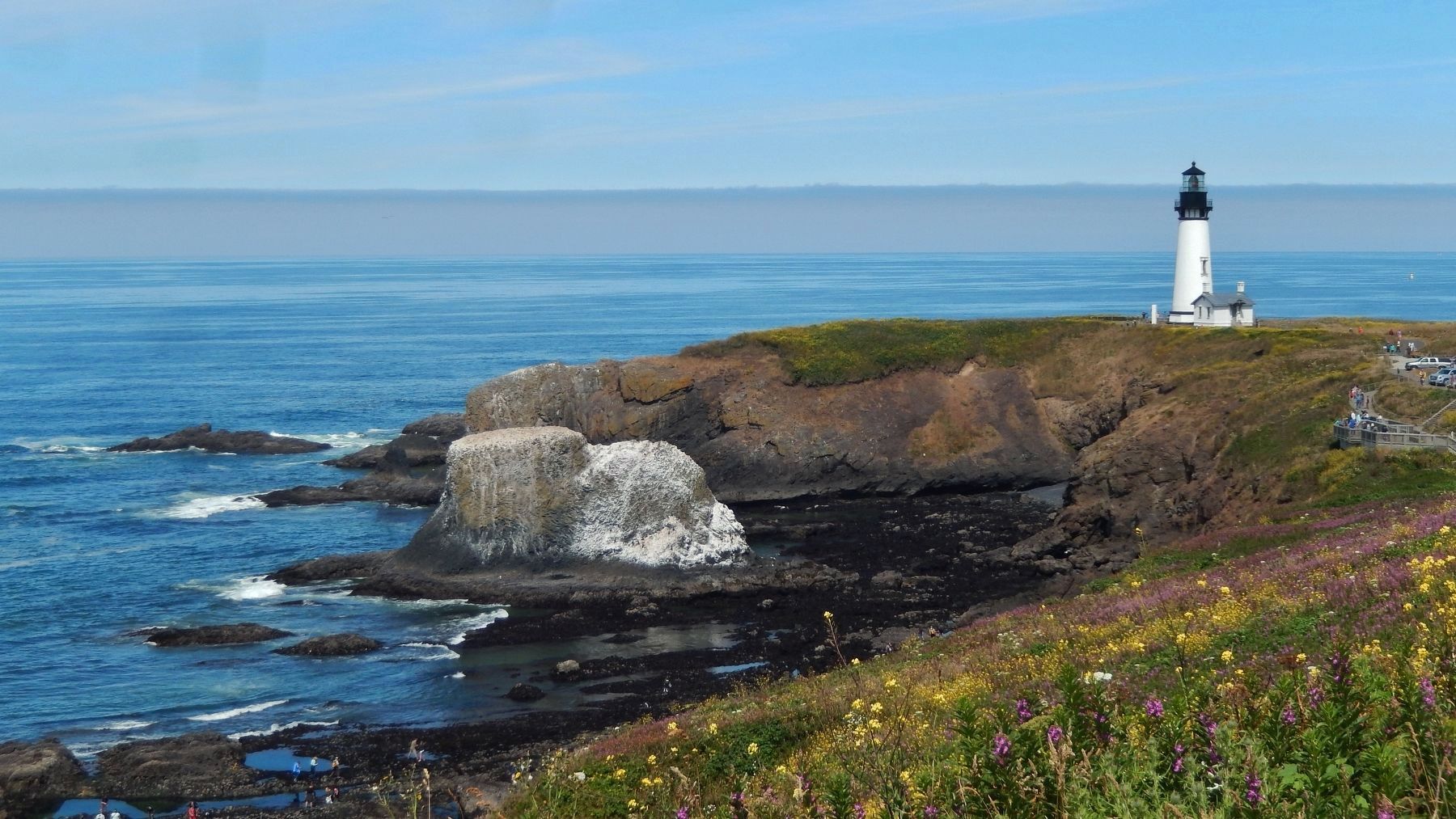 Yaquina Head Lighthouse (<i>wide view</i>). Click for full size. Yaquina Head Lighthouse (<i>wide view</i>) image. Click for full size.