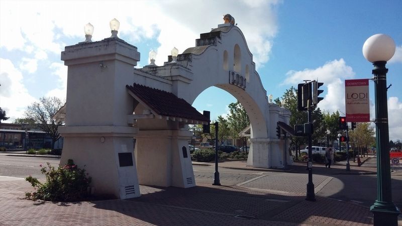 Lodi welcome arch image. Click for full size.