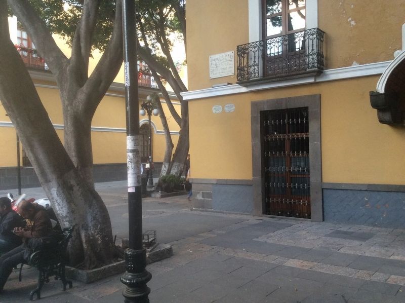 Nearby balcony and marker where Madero gave his speech, in the Plaza de la Democracia image. Click for full size.