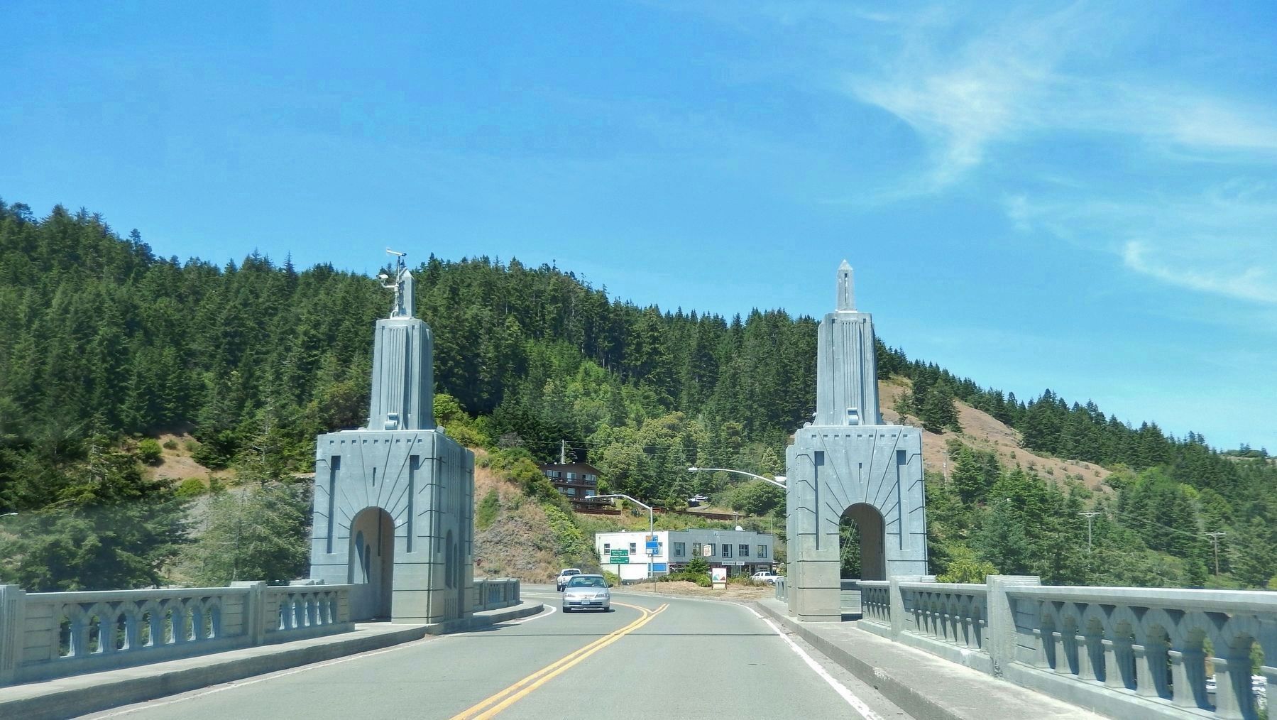 Patterson Bridge (<i>north Art Deco bridge piers and railings as seen from highway</i>) image. Click for full size.