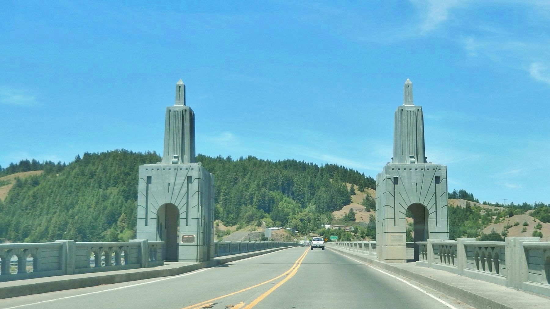 Patterson Bridge (<i>south Art Deco bridge piers and railings as seen from highway</i>) image. Click for full size.