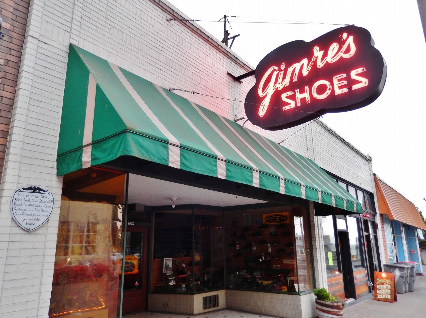 Gimre's Shoe Store (<i>wide view; marker mounted at wall on left</i>) image. Click for full size.
