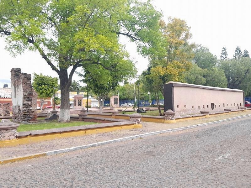 A view of the remains of the damaged walls near the Damin Carmona Monument image. Click for full size.