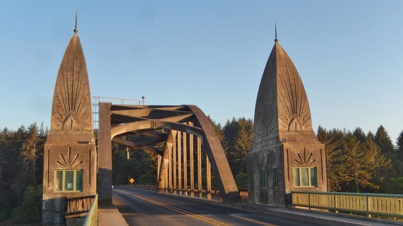 Siuslaw River Bridge (<i>north pylons</i>) image. Click for full size.