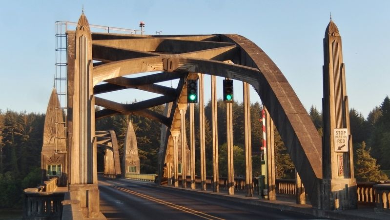 Siuslaw River Bridge (<i>arch detail</i>) image. Click for full size.