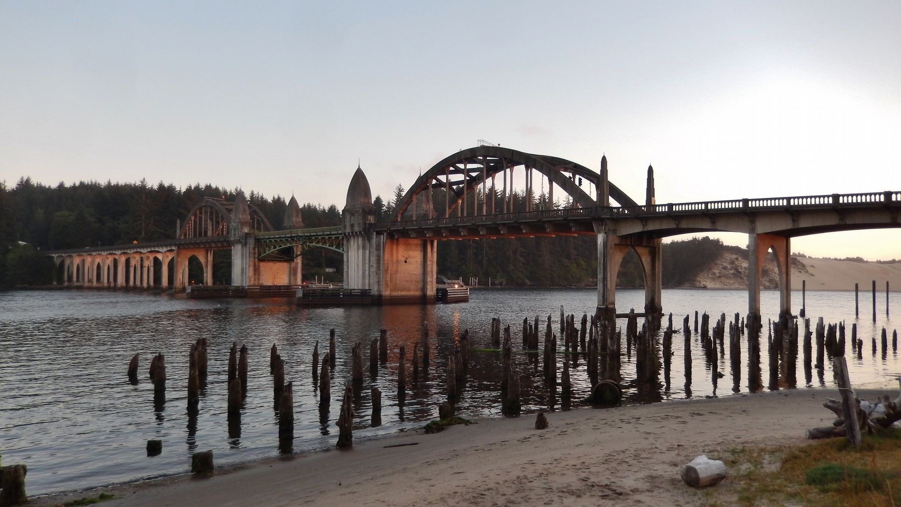 Siuslaw River Bridge (<i>view from near marker</i>) image. Click for full size.