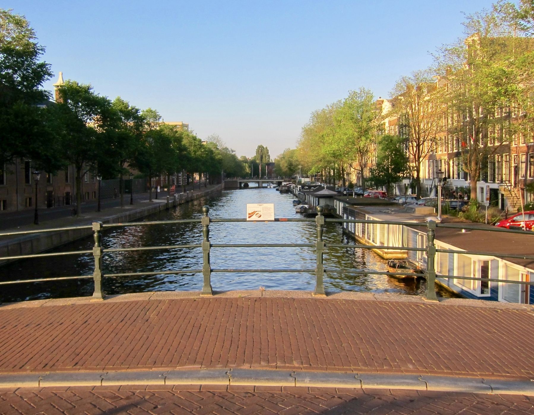 De Schaduwkade (Shadow Wall) Marker - Wide View, Looking East on Niuewe Keizersgracht. Click for full size. De Schaduwkade (Shadow Wall) Marker - Wide View, Looking East on Niuewe Keizersgracht image. Click for full size.