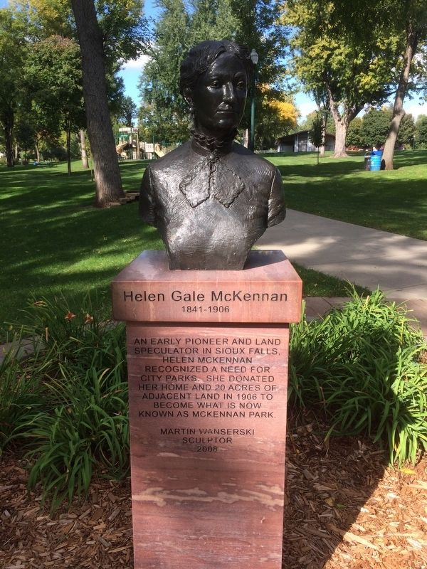 Helen Gale McKennan Marker and Sulpture image. Click for full size.
