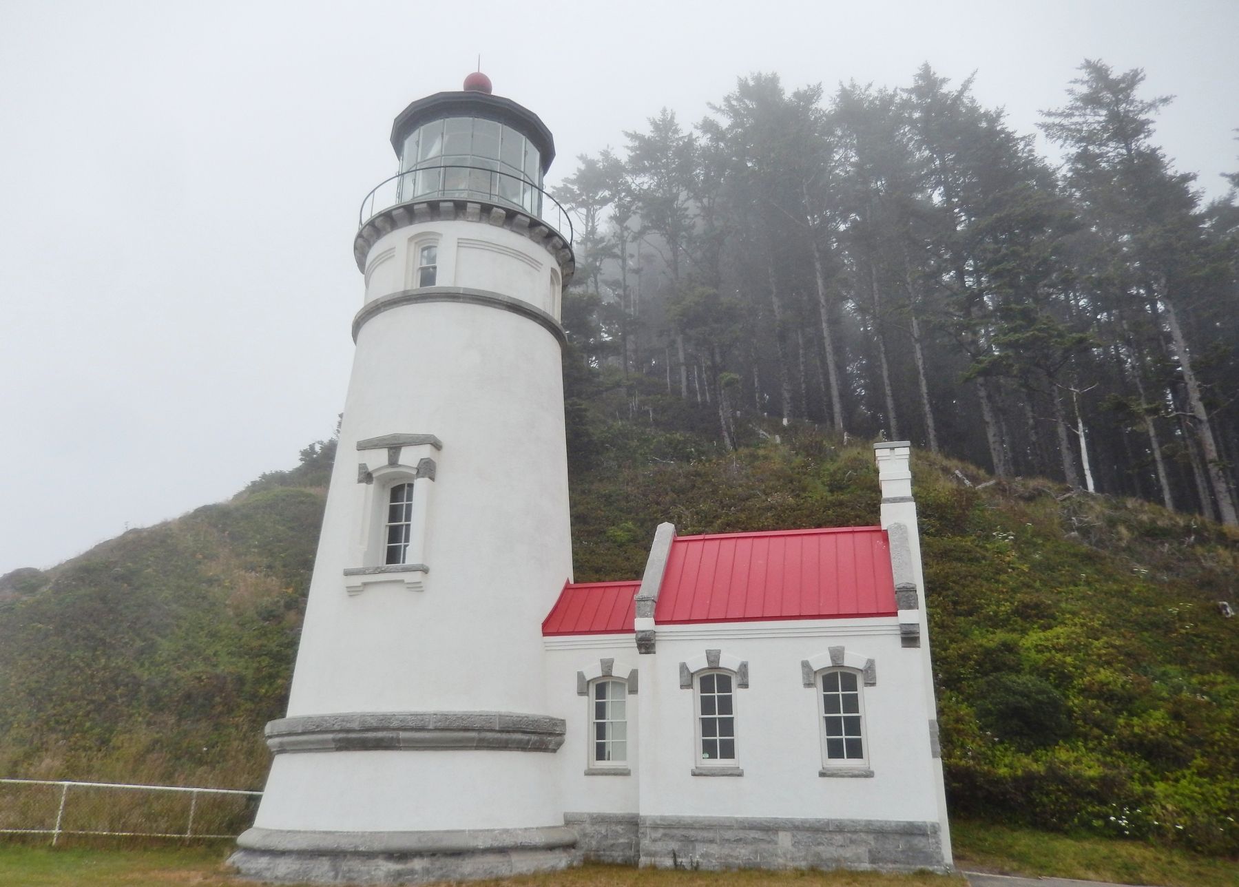 Hecta Head Lighthouse image. Click for full size.