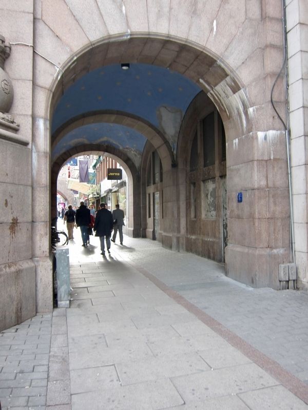 Kungsgatan Marker - Wide View image. Click for full size.