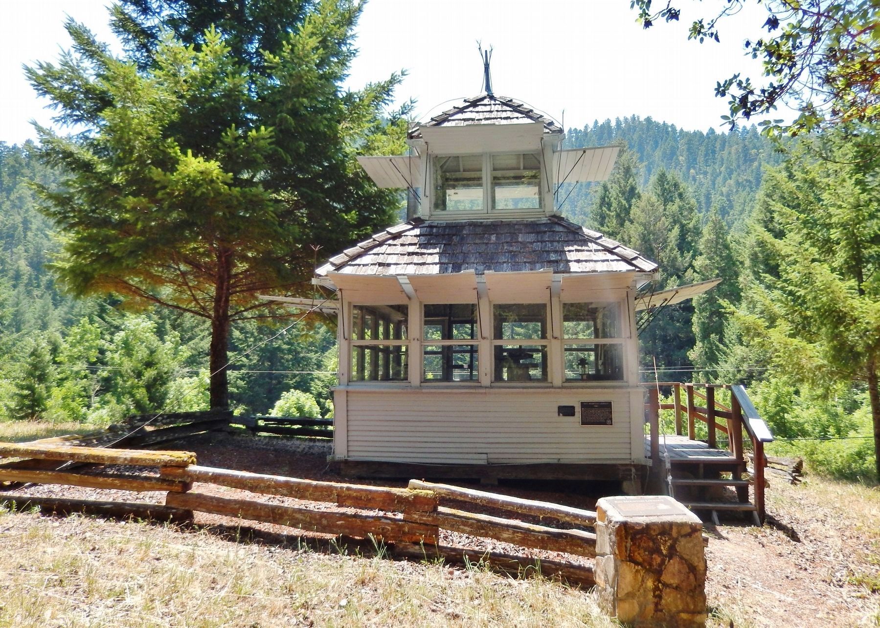 Red Mountain Lookout Marker (<i>wide view; marker on pedestal; lookout in background</i>) image, Touch for more information
