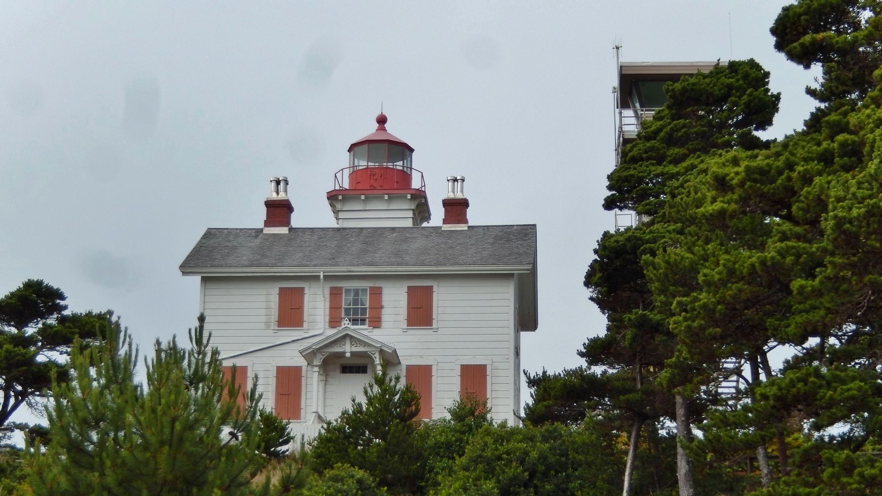 Yaquina Bay Lighthouse (<i>view from near marker</i>) image. Click for full size.