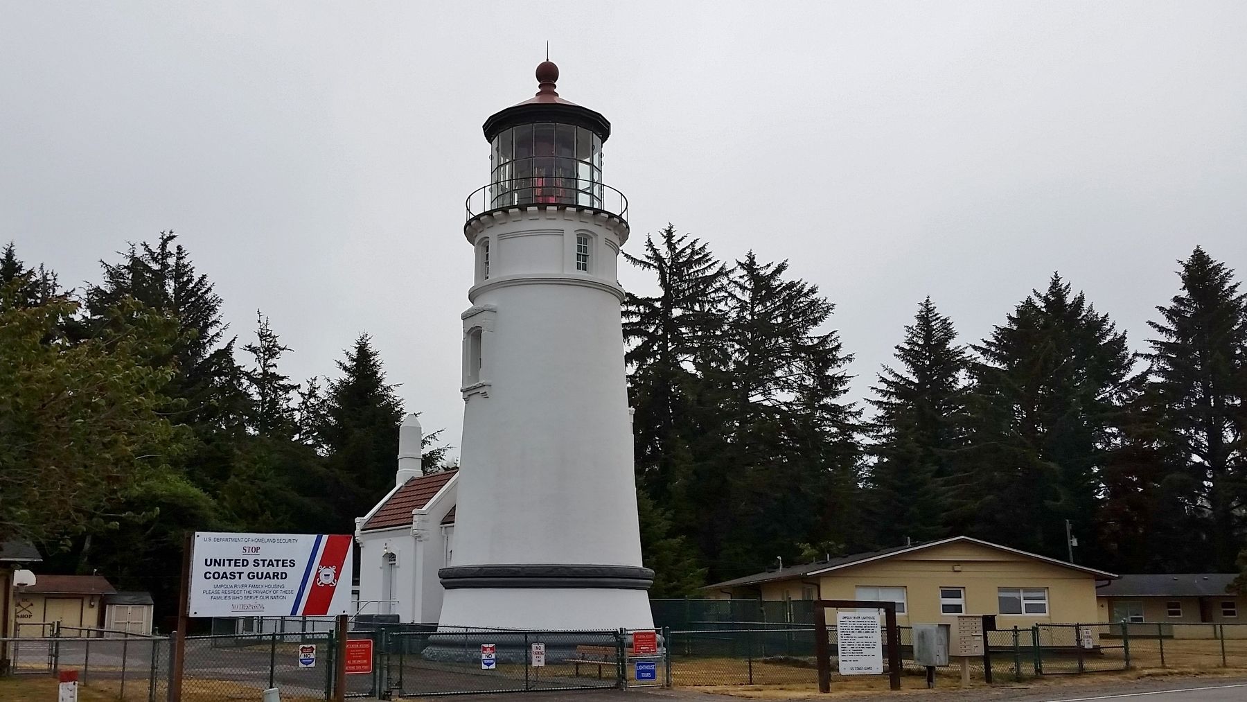 Umpqua River Lighthouse Marker (<i>wide view; marker visible near gate at right</i>) image. Click for full size.