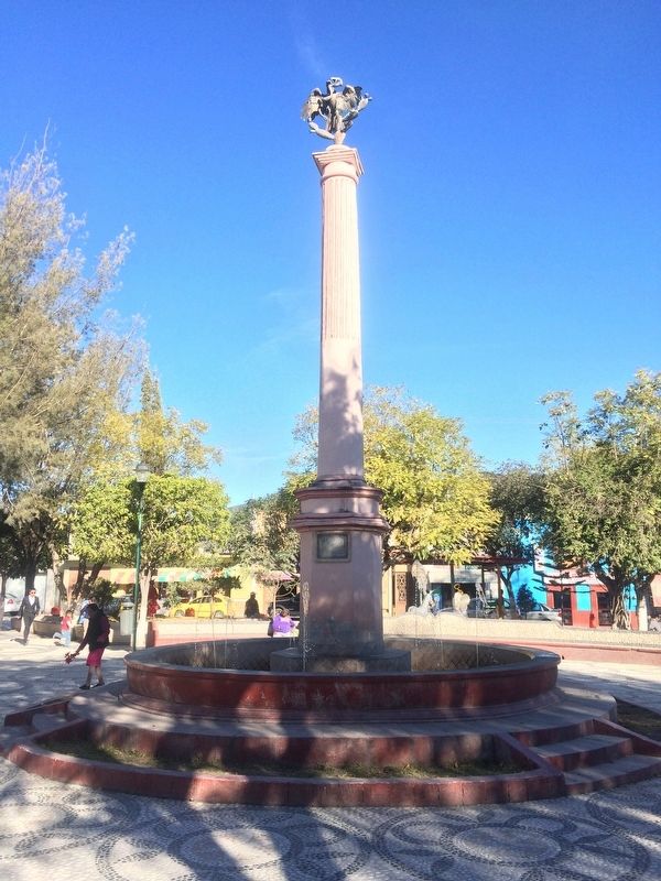 A nearby column dedicated to Mexican Independence image. Click for full size.