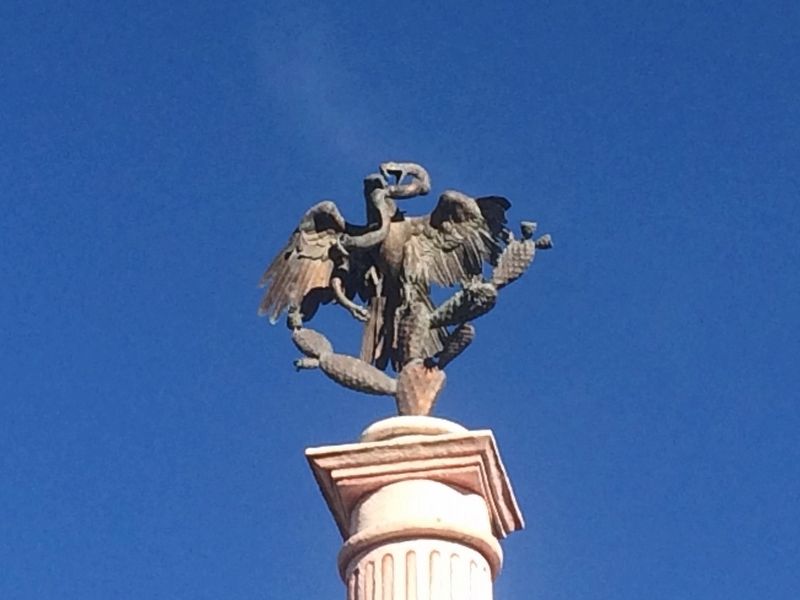 A view of the sculpture atop the Vizarrón Column of Independence image. Click for full size.