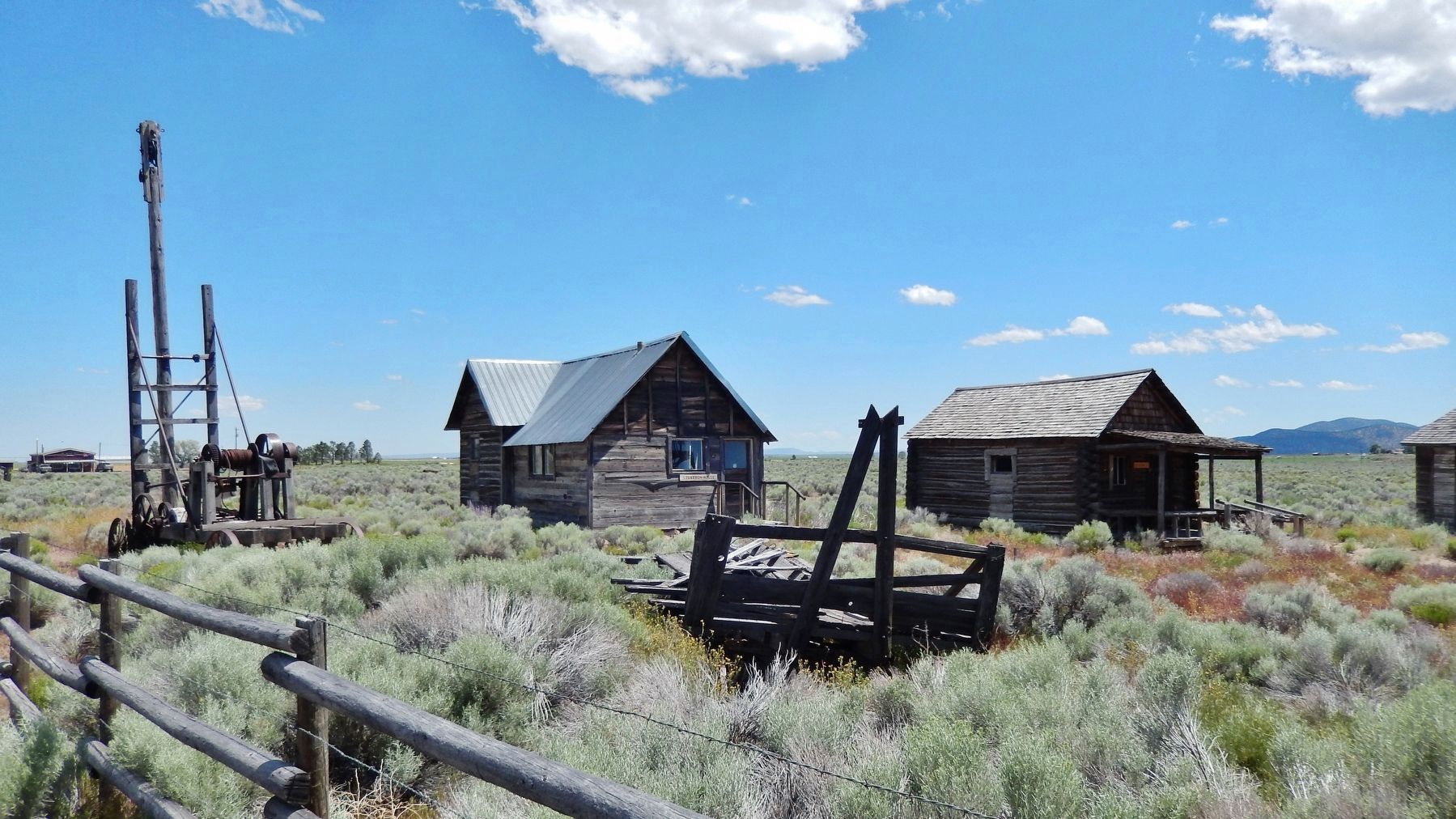 Stratton House, <i>et. al.</i> (<i>historic exhibits near marker</i>) image. Click for full size.