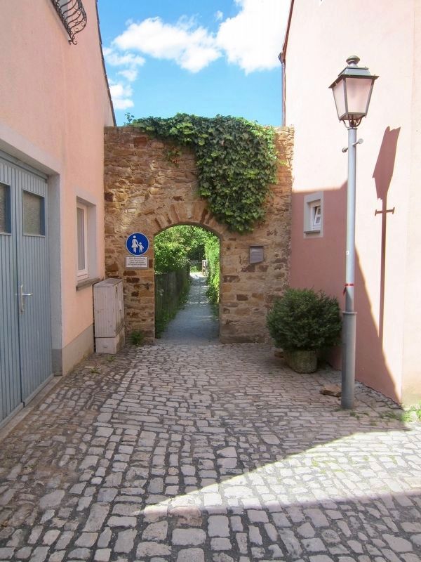 Kirchgasse Stadtmauerdurchbruch / "Church Alley" Town Wall Opening and Marker - Wide View image. Click for full size.