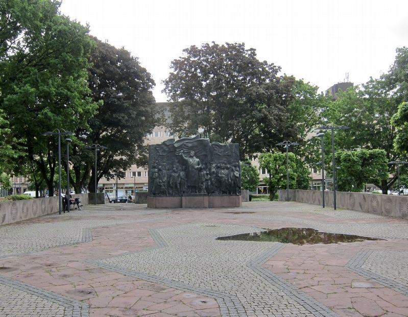 Carl Eldhs Brantingsmonument / Carl Eldh's Branting Monument and Marker - Wide View image. Click for full size.