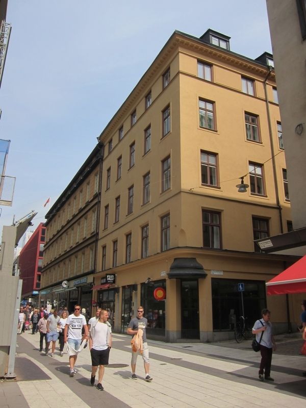 Kvarteret Brunkhalsen Marker - Wide View, looking north on Drottninggatan. Click for full size. Kvarteret Brunkhalsen Marker - Wide View, looking north on Drottninggatan image. Click for full size.