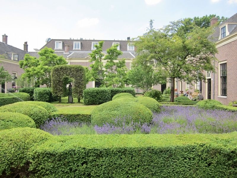 Hofje van Oorschot garden, as seen through the gate image. Click for full size.