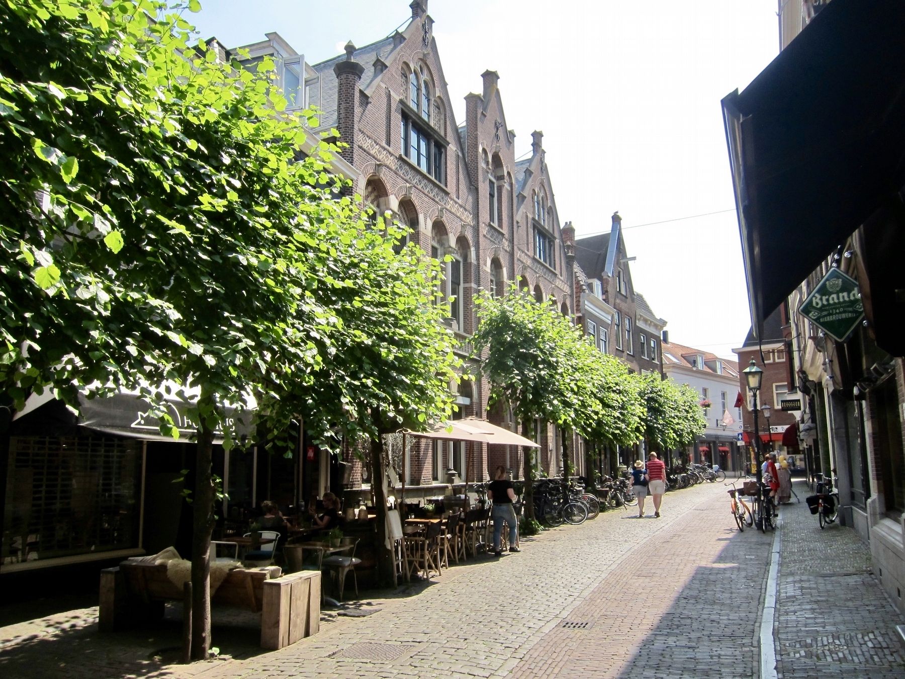 Hofje "In the Green Garden" and Marker, looking south on Warmoesstraat. Click for full size. Hofje "In the Green Garden" and Marker, looking south on Warmoesstraat image. Click for full size.