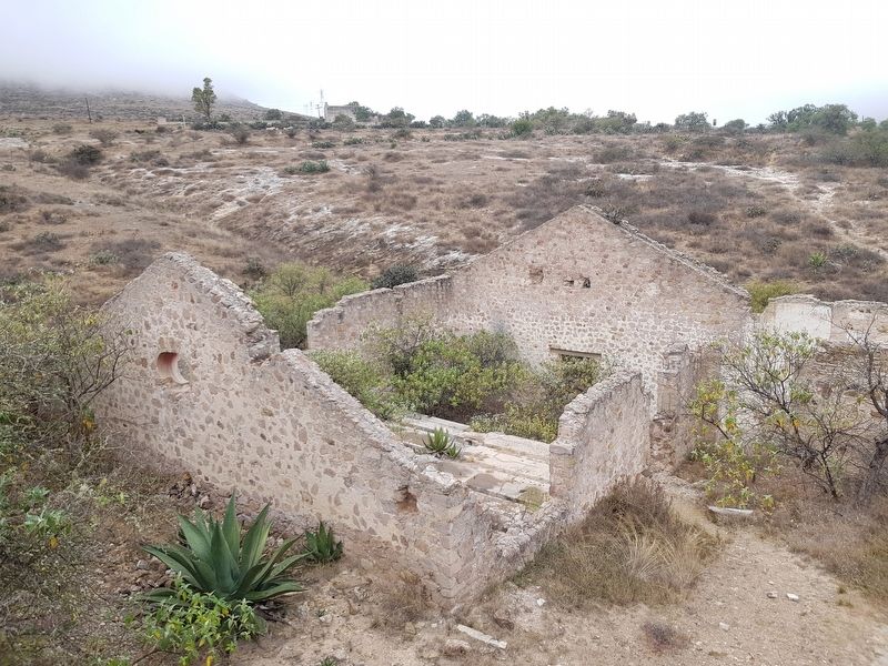 Ruins at the Ex-Hacienda El Triángulo, looking west towards the Angustias Mine. image. Click for full size.