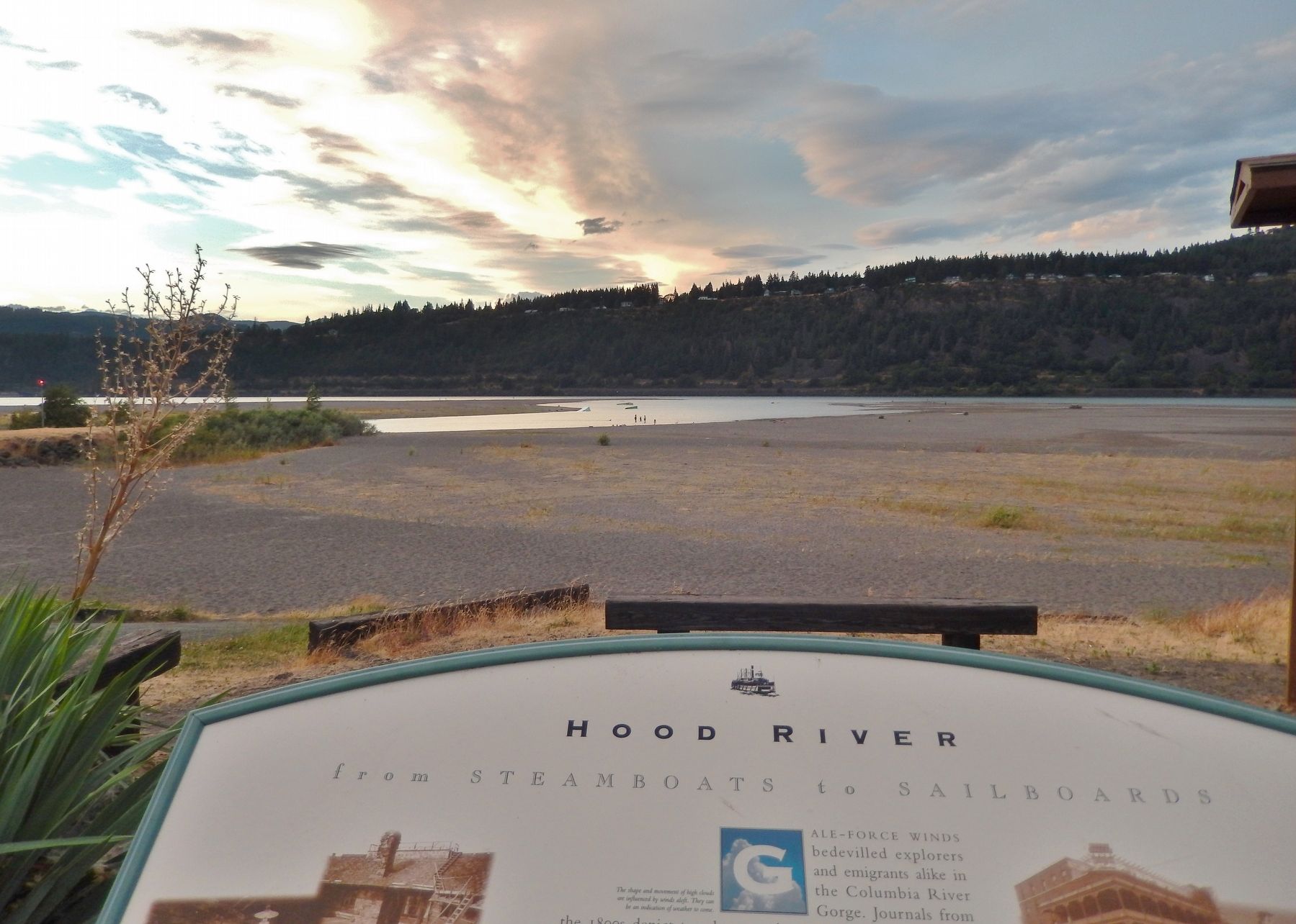 Hood River Marker (<i>wide view</i>) image. Click for full size.