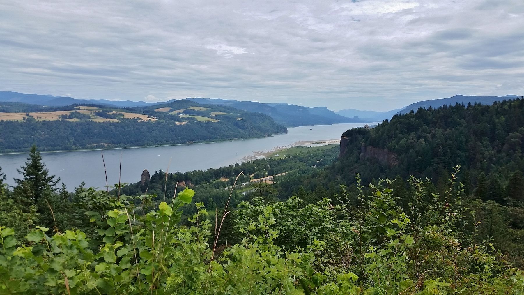 Columbia River Gorge (<i>view northeast from marker</i>) image. Click for full size.