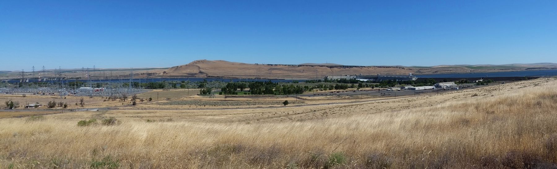 Columbia River, McNary Dam and Lake Wallula (<i>view from marker</i>) image. Click for full size.