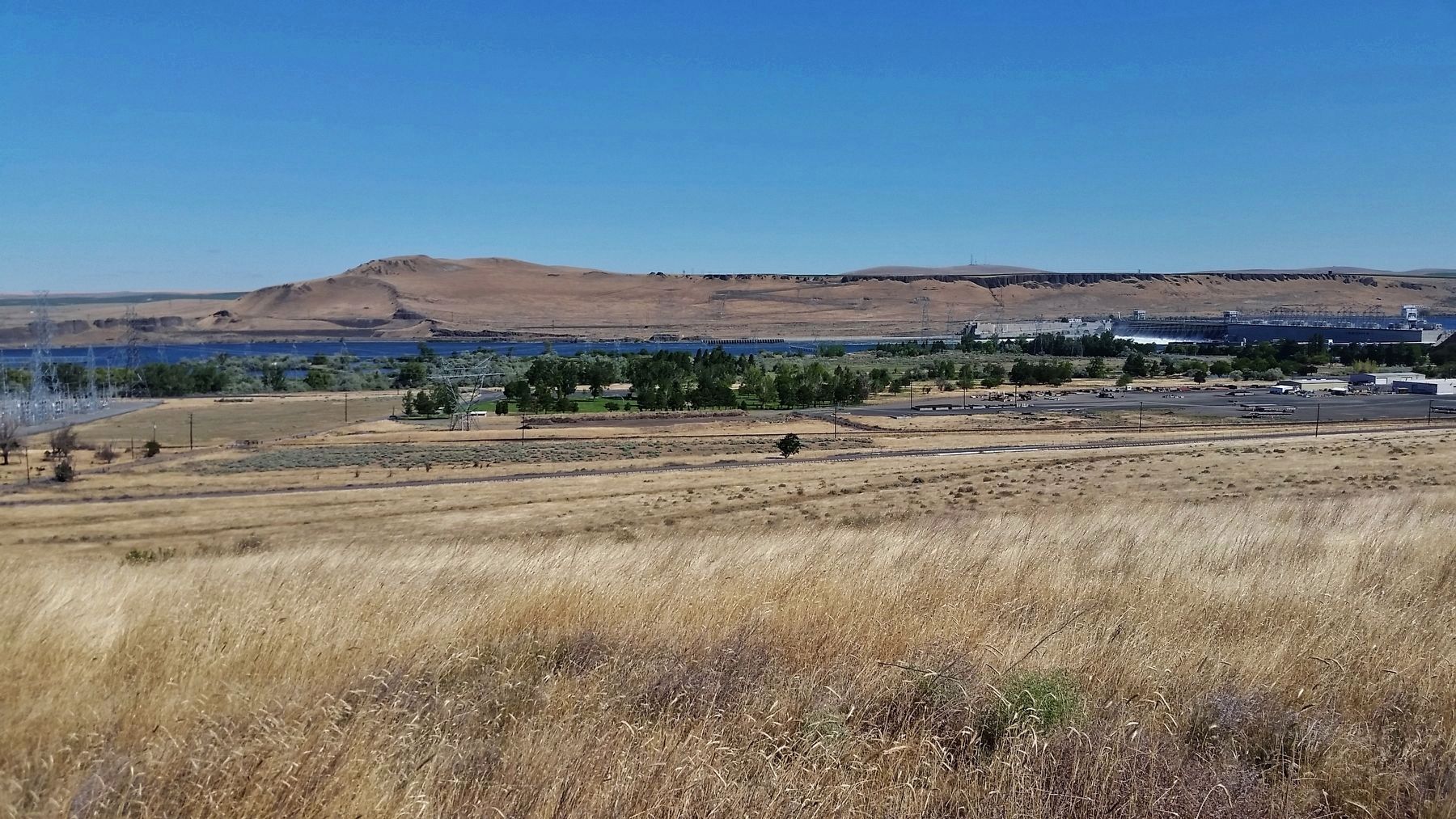 Columbia River & McNary Dam (<i>view north from marker</i>). Click for full size. Columbia River & McNary Dam (<i>view north from marker</i>) image. Click for full size.